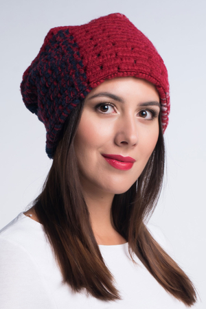 Krásná vlněná čepice polské značky ekologické vlněné módy v odstínech růžové, červené a tmavě modré