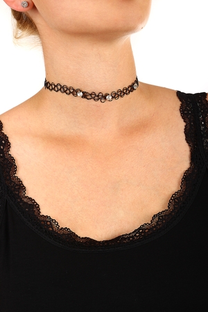 Dámský pružný náhrdelník choker se třemi drobnými kamínky je vhodným, stylovým doplňkem do společnosti i pro