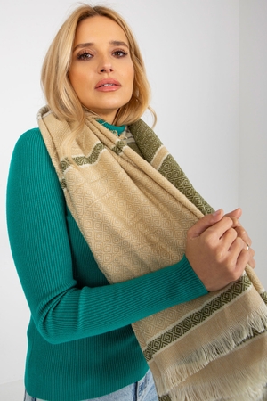 Hřejivý šátek s barevným pruhovaným vzorem bude zpestřením Vašeho zimního outfitu. Ať už se vydáte do
