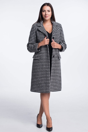 Nadčasový dámský kabát v černobílé kombinaci, s nestárnoucím vzorem kohoutí stopy, jistě najde své místo i ve