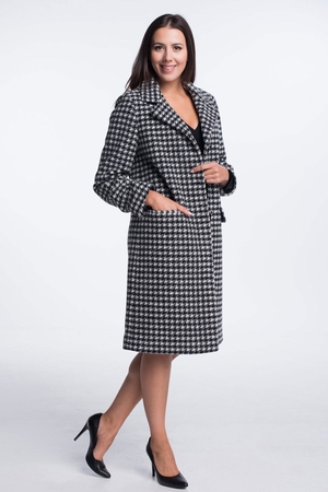 Nadčasový dámský kabát v černobílé kombinaci, s nestárnoucím vzorem kohoutí stopy, jistě najde své místo i ve