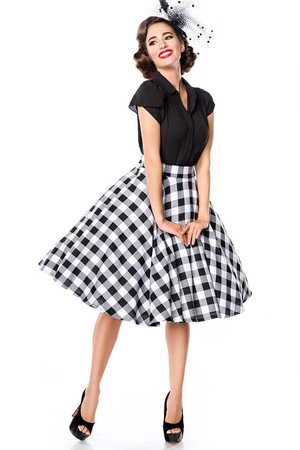 Černobílá kostkovaná sukně v oblíbeném retro stylu ušitá pro německou značku Belsira. Sukně má vyšší, pevný