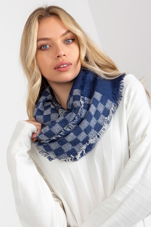 Teplý šátek s pestým, nestárnoucím kostkovaným vzorem bude milým zpestřením Vašeho zimního outfitu. Šátek je