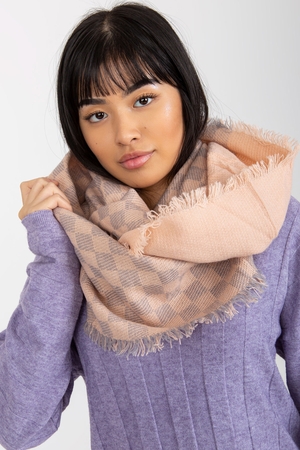 Teplý šátek s pestým, nestárnoucím kostkovaným vzorem bude milým zpestřením Vašeho zimního outfitu. Šátek je