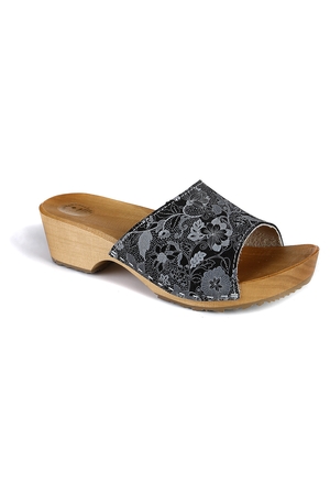 Dámské dřeváky - pantofle jsou vhodnou volbou k celoročnímu domácímu nošení nebo jako přezůvky do zaměstnání.