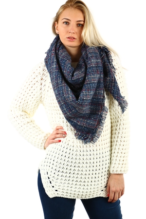 Teplý maxi šátek čtvercového tvaru s kostkovaným vzorem. Příjemný hřejivý materiál vhodný na podzim, zimu i