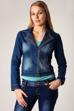 Zdobená dámská džínová bunda s drobnými cvočky na límci. Střihem podobná saku. Vhodná na jaro, léto a podzim.