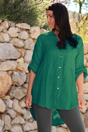 Vzdušná jednobarevná dámská košile ze 100% lnu má vynikající termoregulační i antibakteriální vlastnosti,