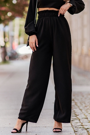 Volné dámské palazzo kalhoty jsou perfektní volbou pro horké letní dny. Jednobarevné kalhoty mají zvýšený,