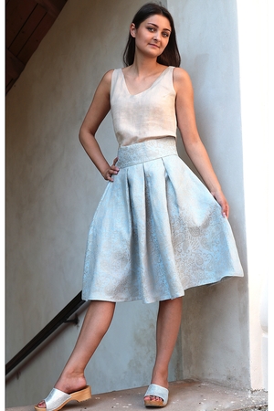 Velmi elegantní dámská áčková sukně ze 100% lnu je navržena a ušita s láskou, péčí a ohledem na životní