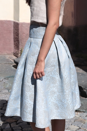 Velmi elegantní dámská áčková sukně ze 100% lnu je navržena a ušita s láskou, péčí a ohledem na životní
