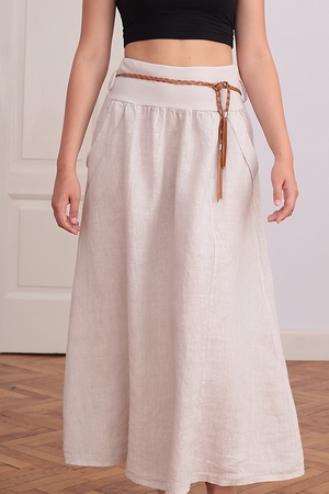 Dámská lněná sukně je tou správnou volbou pro příjemné letní dny. Dlouhá sukně áčkového střihu má široký,