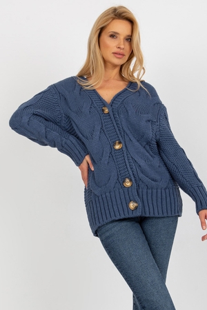Hustý pletený dámský svetr s velkými knoflíky je vyrobený z příze akrylu a vlny. Díky vlně krásně hřeje a díky