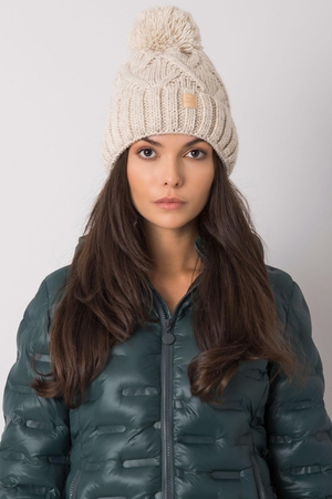Hřejivá čepice s výrazným, vyplétaným vzorem je ideálním doplňkem Vašeho zimního outfitu. Čepice s bambulí má