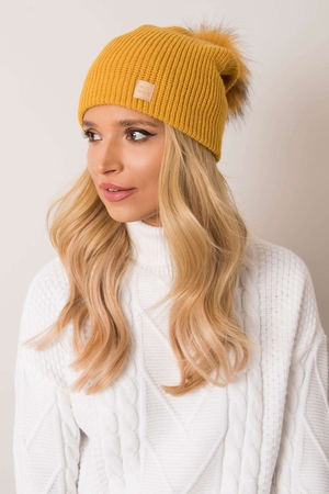 Pružná, řádková čepice je skvělým módním a zároveň velice praktickým doplňkem k Vašemu zimnímu outfitu.