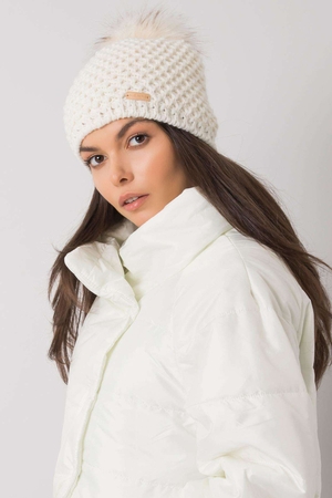 Dámská pletená čepice s výrazným plastickým vzorem je nejen stylový, ale i praktický doplněk do chladných,