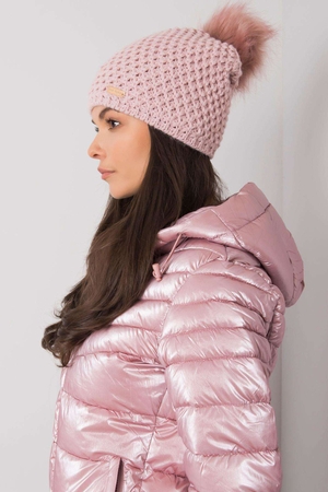 Dámská pletená čepice s výrazným plastickým vzorem je nejen stylový, ale i praktický doplněk do chladných,