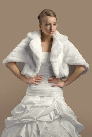 Krátké bolerko je luxusním doplňkem nejen pro zimní nevěstu. Bolerko ušité z kvalitní, umělé kožešiny má